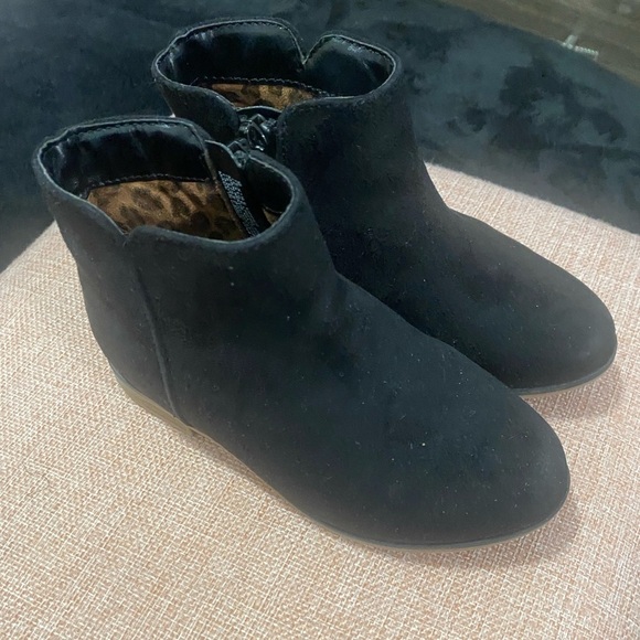 Cat and Jack Black Ankle Boots - Picture 2 of 8